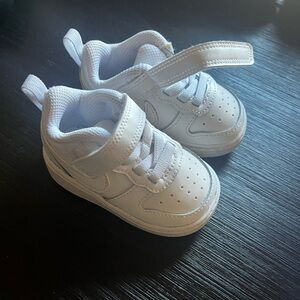 White nike Air Force 1s
